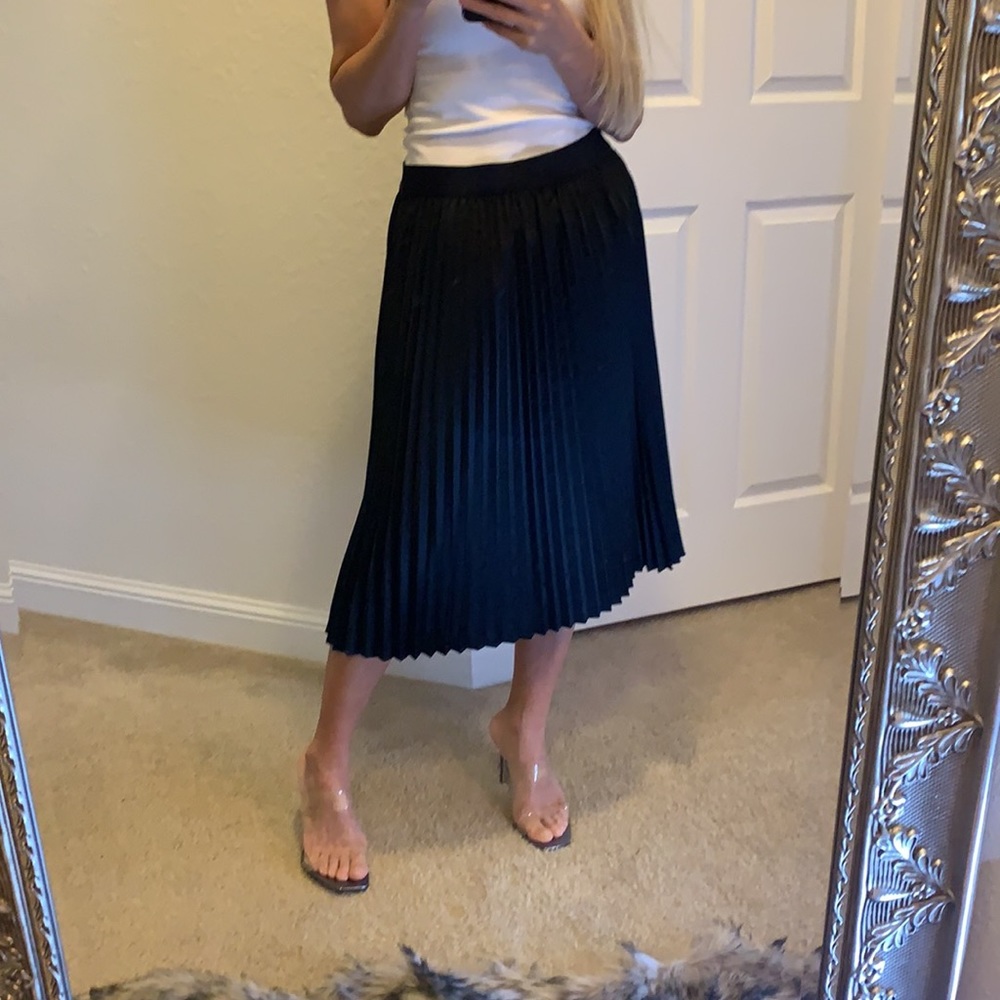 T TAHARI PHEOBE Black Satin Pleated Skirt size M - Picture 5 of 15